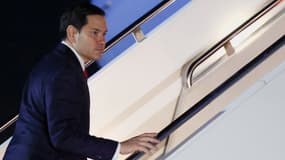 Le secrétaire d'État américain Marco Rubio monte à bord d'un avion alors qu'il quitte la base militaire d'Andrews pour se rendre à la conférence sur la sécurité de Munich, en Allemagne, depuis la base militaire d'Andrews, dans le Maryland (États-Unis), le 13 février 2025.