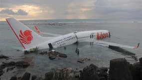 Les 108 passagers et membres d'équipage d'un Boeing 737 de Lion Air sont sortis miraculeusement indemnes d'un atterrissage raté samedi sur l'île de Bali. L'avion a fini sa course dans la mer après avoir manqué la piste d'atterrissage. /Photo prise le 13 a