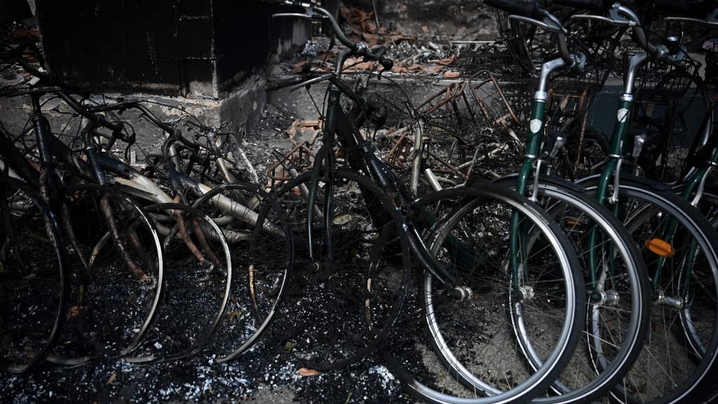 Les vélos du camping "La forêt", le 19 juillet 2022, après le passage des flammes. 