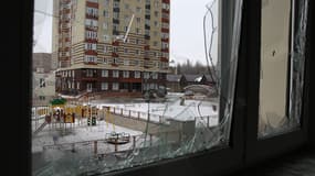 A Donetsk, la vue depuis un immeuble aux vitres brisées, après des bombardements (photo d'illustration).