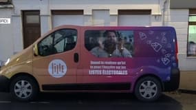 Ce bus sillonne les rues de la ville pour inciter à s'inscrire sur les listes électorales