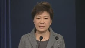 La présidente de Corée du Sud, Park Geun-Hye, émue aux larmes lundi.