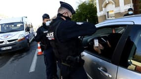 Dans le cadre du confinement la police française contrôle les automobilistes le 6 novembre 2020 à la frontière belge à Quievrechain 