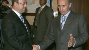 Le député russe Alexandre Babakov (à gauche) avec le président russe Vladimir Poutine à la résidence présidentielle de Sotchi, le 17 septembre 2007 
