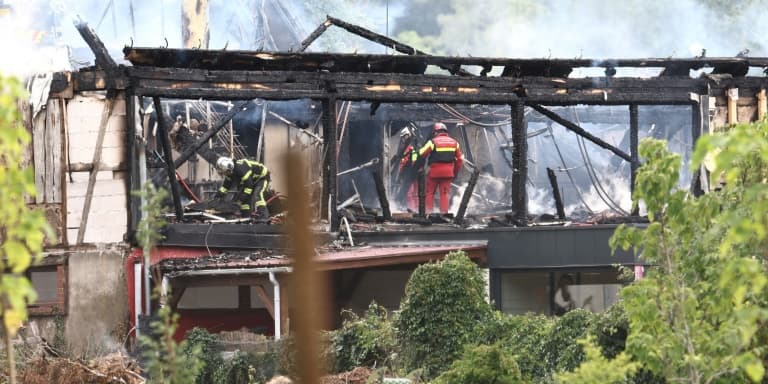 Des pompiers inspectent les décombres après l'incendie d'un gîte accueillant des personnes handicapés, le 9 août 2023 à Wintzenheim, dans le Haut-Rhin