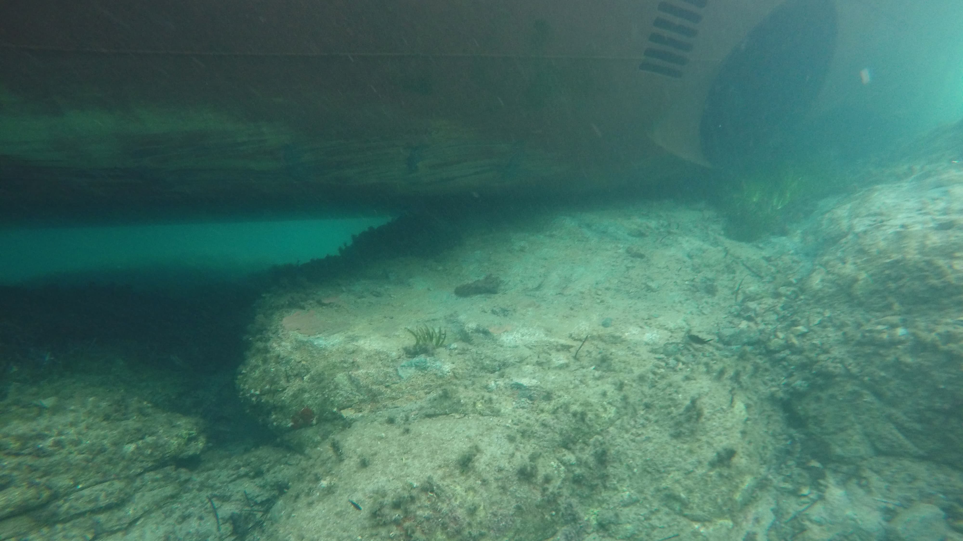 Vue sous-marine du cargo échoué sur la côte de Bonifacio Vue sous-marine du cargo échoué sur la côte de Bonifacio