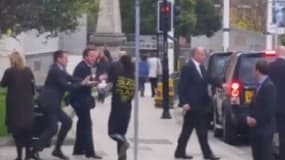 David Cameron a failli être renversé par un joggeur, lundi 27 octobre, à Leeds, en Angleterre. 