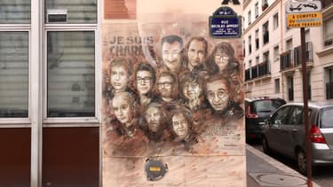 Les visages des journalistes de Charlie Hebdo ont été représentés par un graffeur sur la façade du bâtiment.