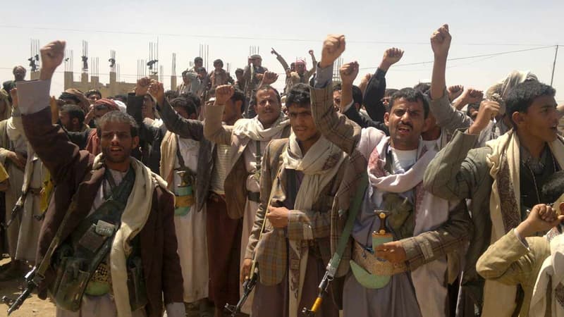 Des rebelles Houthis chantant de slogans à Omran, dans le nord du pays (2014)