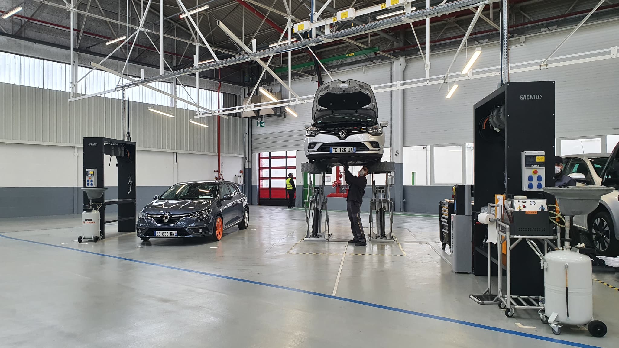 L'atelier "mécanique" à la "Factory VO" de Renault à Flins-sur-Seine (Yvelines). L'atelier "mécanique" à la "Factory VO" de Renault à Flins-sur-Seine (Yvelines).
