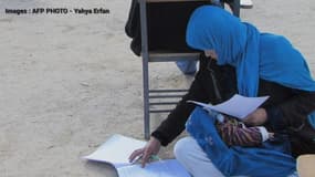 Afghanistan: une jeune femme passe un examen avec son bébé dans les bras