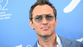 L'acteur britannique Jude Law assiste à la séance photo du film Le Mage du Kremlin présenté en compétition au 82e Festival international du film de Venise, le 31 août 2025. 