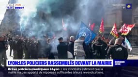 Lyon : les policiers rassemblés devant la mairie