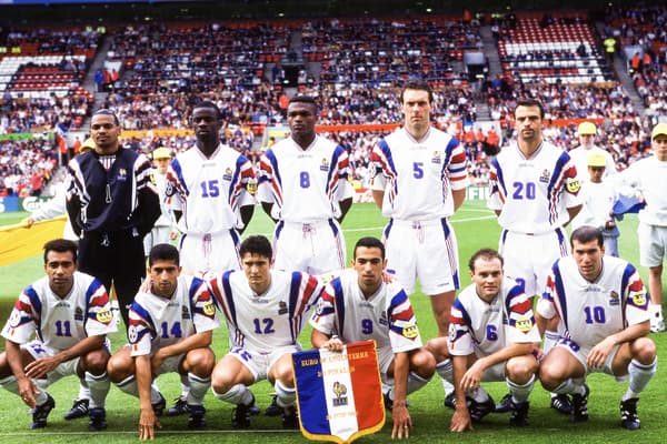 Zinédine Zidane (avec Bernard Lama, Lilian Thuram, Marcel Desailly, Laurent Blanc, Alain Roche Patrice Loko, Sabri Lamouchi, Bixente Lizarazu, Youri Djorkaeff et Vincent Guerin) en demi-finale de l'Euro 1996 avec l'équipe de France, à Manchester le 26 juin 1996