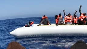 Des migrants secourus au large de la Libye le 24 mai 2016. 