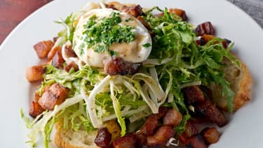 La salade lyonnaise, une entrée incontournable des restaurants traditionnels.