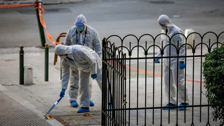 Le quartier a été aussitôt bouclé par d'importantes forces de police et des spécialistes du service anti-terroriste.