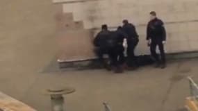 Une image amateur de l'interpellation de Théo par quatre policiers à Aulnay-sous-Bois.