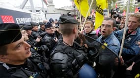 La police a fait usage mardi de gaz lacrymogène pour empêcher un millier de manifestants de pénétrer dans les locaux du Mondial de l'Automobile de Paris. La plupart des syndicats étaient représentés dans cette manifestation organisée pour protester contre
