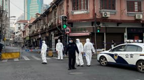 La police délimite une zone autour d'un quartier résidentiel du quartier Huangpu de Shanghai, le 21 janvier 2021.