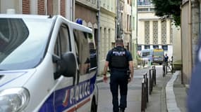 Des policiers devant la synagogue de Rouen, le 17 mai 2024
