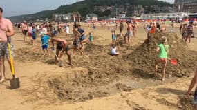 Des participants au concours de châteaux de sable sur la plage de Houlgate (Calvados), en juillet 2024.