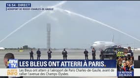 Le "water salute" des pompiers pour les Bleus à leur arrivée à Roissy 