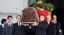 Au premier plan, à droite, Louis de Bourbon, cousin éloigné du roi d'Espagne Felipe VI, transporte le cercueil de Franco