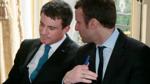 Le Premier ministre Manuel Valls et le ministre de l'Economie Emmanuel Macron le 7 mars 2016 à Matignon à Paris