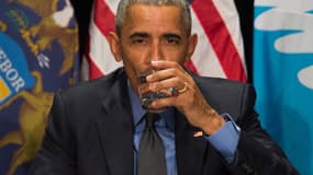 Barack Obama boit un verre d'eau à Flint, dans le Michigan, le 4 mai 2016.