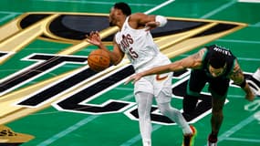 Donovan Mitchell victime d'une faute de Jayson Tatum lors de la défaite de Cleveland à Boston (120-117), mercredi 19 novembre 2024