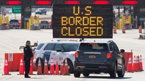 Un panneau lumineux indique que la frontière canado-américaine est fermée aux déplacements non essentiels à Lansdowne, au Canada, le 22 mars 2020
