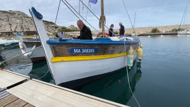 Des bateaux aux îles Frioul se préparent à la parade nautique, prévue dans le cadre de l'arrivée de la flamme olympique à Marseille le 8 mai 2024. 