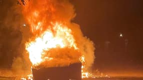 EN IMAGES - Une toute nouvelle Tesla "Plaid" prend feu avec le conducteur au volant