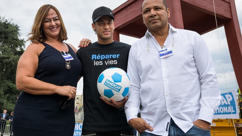 Neymar entouré par sa mère et son père