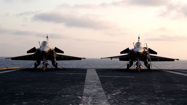 Deux Rafale sur le pont du porte-avions Charles-de-Gaulle