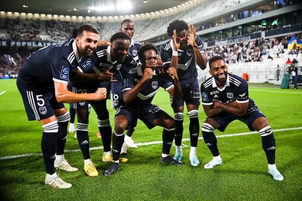 Barbet et Nsimba, fêtant avec leurs coéquipiers le but de Dilane Bakwa contre Annecy, en octobre 2022.