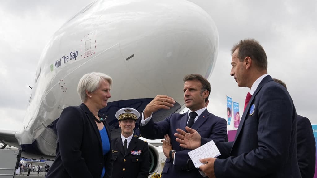 Au Bourget, Emmanuel Macron défend une « sobriété écologique raisonnable et non punitive »