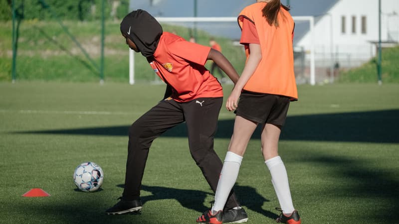 Voile dans le sport: Emmanuel Macron opposé au port de signes religieux en compétition, mais plus nuancé sur la pratique quotidienne thumbnail