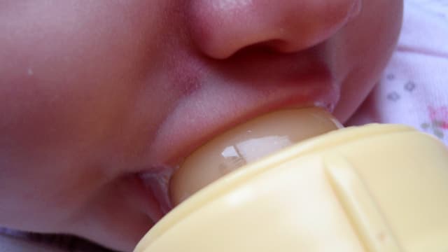 Huiles minérales dans le lait maternisé. Foodwatch demande le retrait de  deux laits en poudre pour bébé