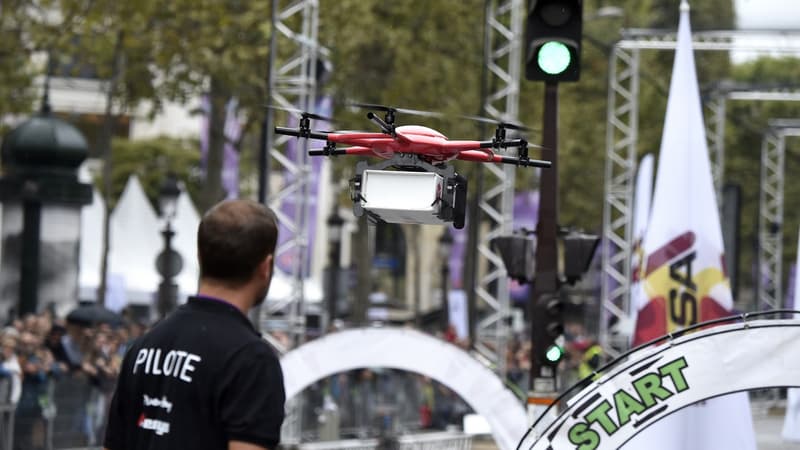 Le drone de La Poste en démonstration sur les Champs-Elysées le 4 septembre 2016.