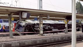 Une voiture de l'Intercités couchée sur les voies de la gare de Brétigny-sur-Orge, juste après le drame, à la mi-juillet.
