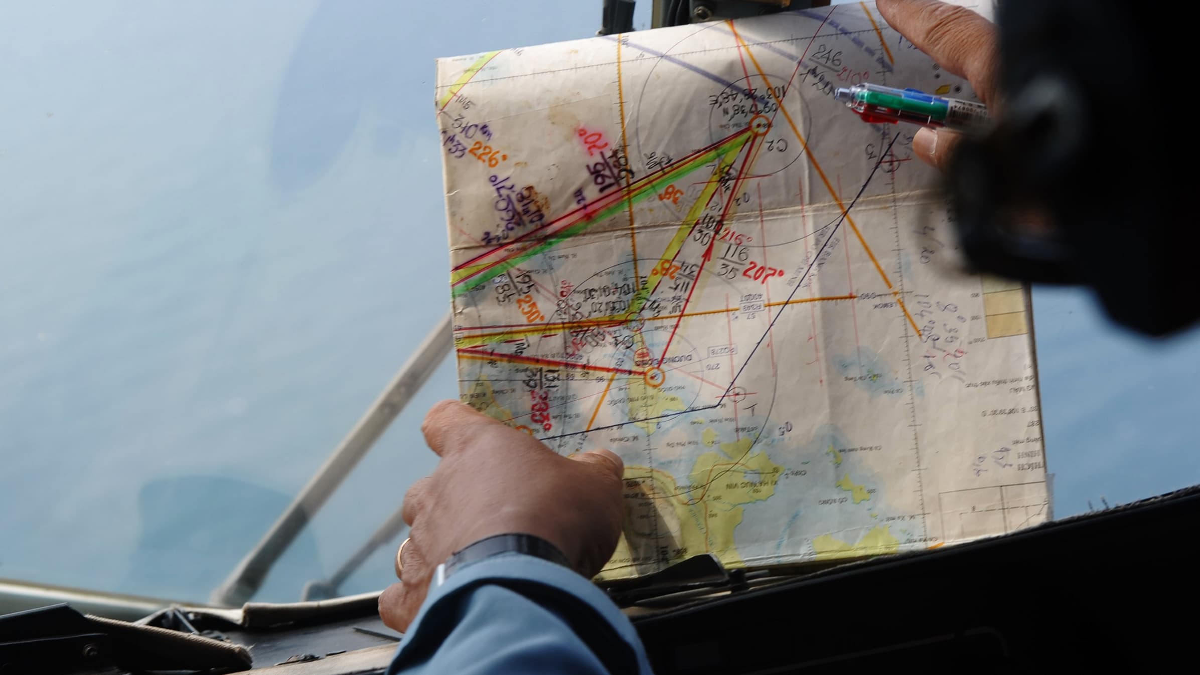 Les recherches pour tenter de retrouver le Boeing se sont révélées chaotiques dès le premier jour.