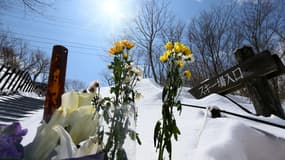 Des fleurs disposés près du site de l'avalanche qui a tué sept élèves et un professeur à Nasu, au Japon, en 2017