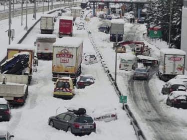 De fortes chutes de neige bloquent des centaines d'automobilistes sur le périphérique d'Athènes