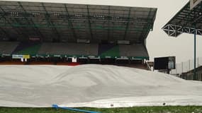 La pelouse de Geoffroy-Guichard bâchée
