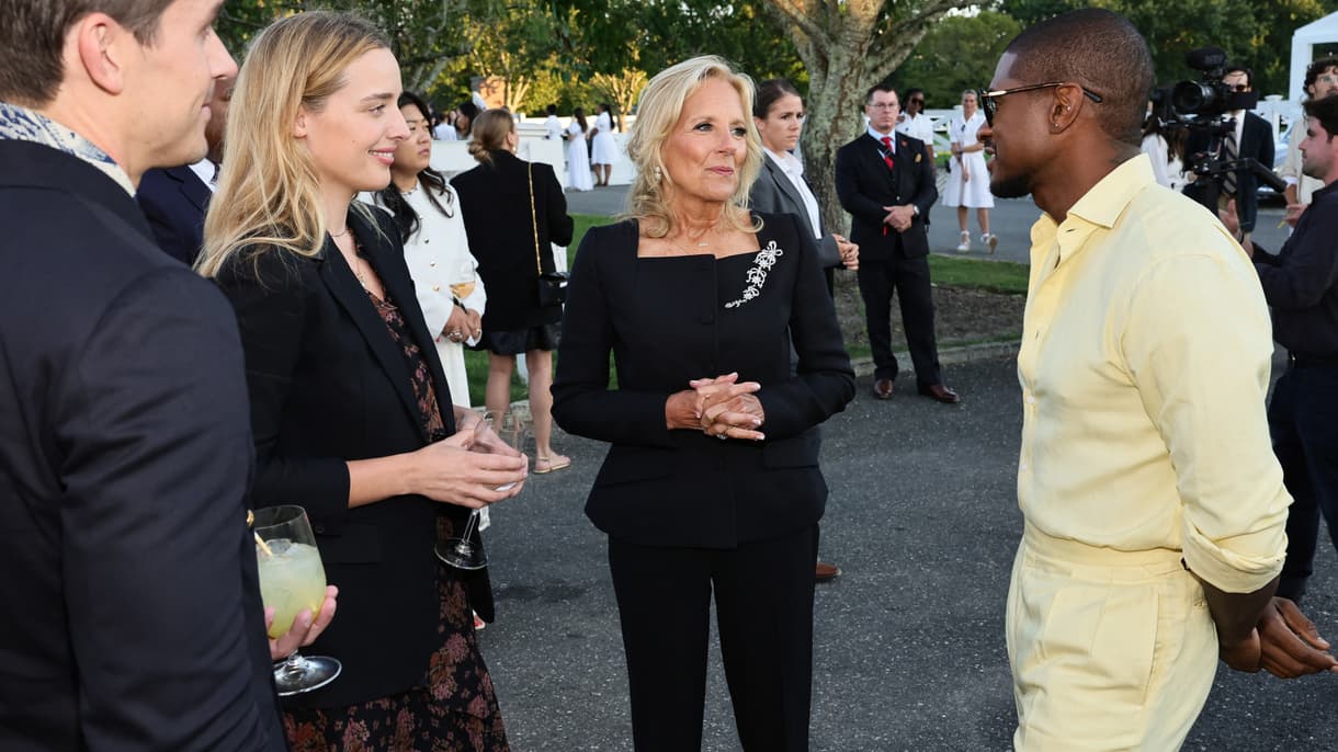 Jill Biden en compagnie de sa petite-fille Finnegan et du chanteur Usher au défilé Ralph Lauren le 5 septembre 2024 dans les Hamptons.
