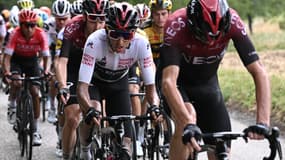 Egan Bernal (en blanc) sur le Critérium du Dauphiné 2020