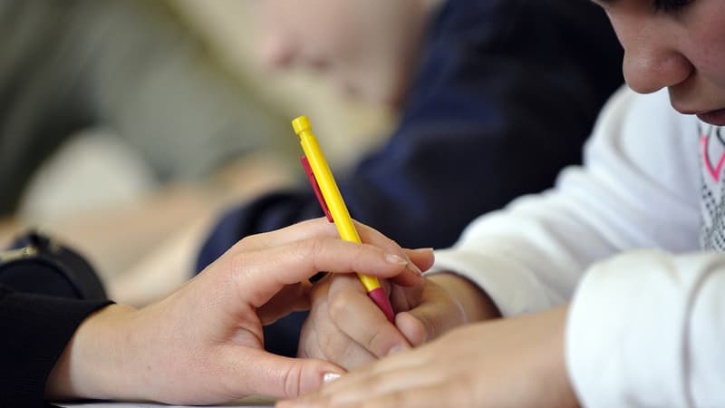 INFO RMC - Plus de 500 familles d’élèves handicapés payent pour que leurs enfants disposent d’un AESH à l’école