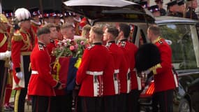 Le cercueil de la reine Elizabeth II placé dans le corbillard, le 19 septembre 2022